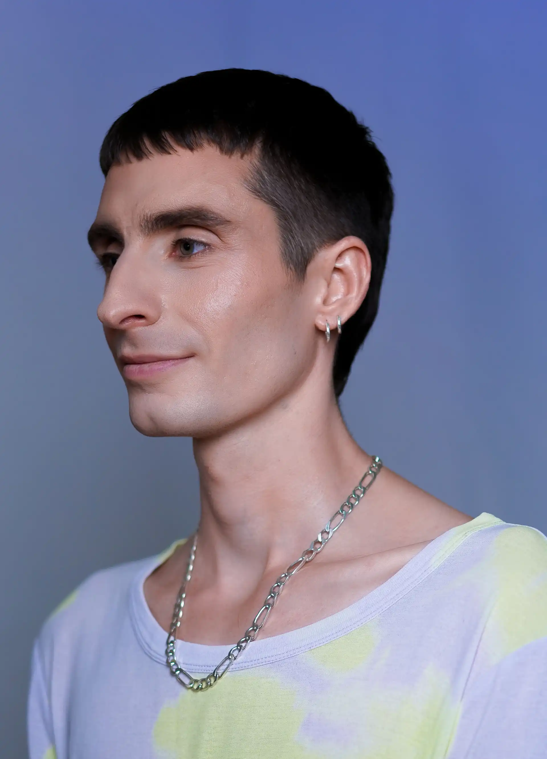 Neutral portrait of Vi with a blue gradient background